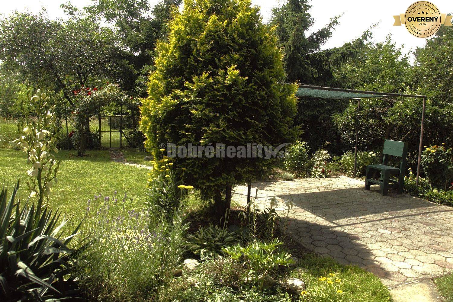 DOBRÉ REALITY - Sympatická rekreačná chatka so záhradou na predaj