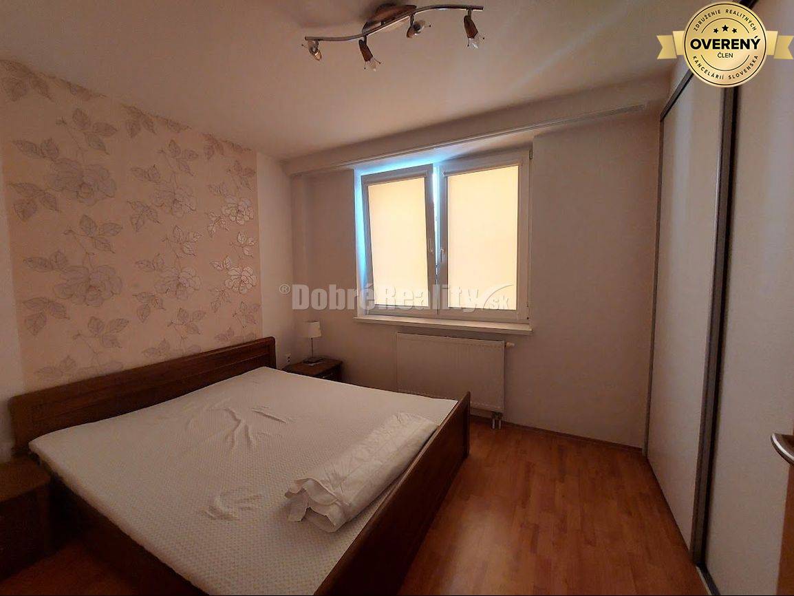 PRENÁJOM: 2 IZBOVÝ BYT S BALKÓNOM A PARKOVANÍM, CENTRUM