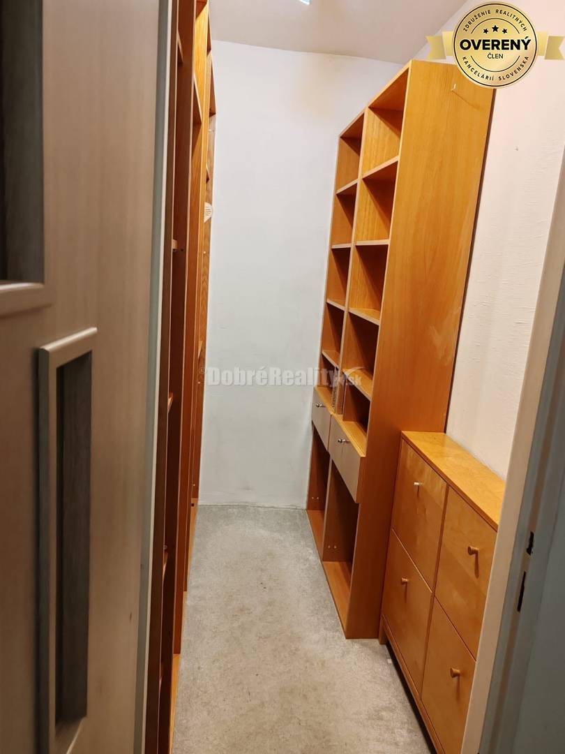 PRENÁJOM: VEĽKÝ 3 IZBOVÝ BYT S BALKÓNOM, CENTRUM