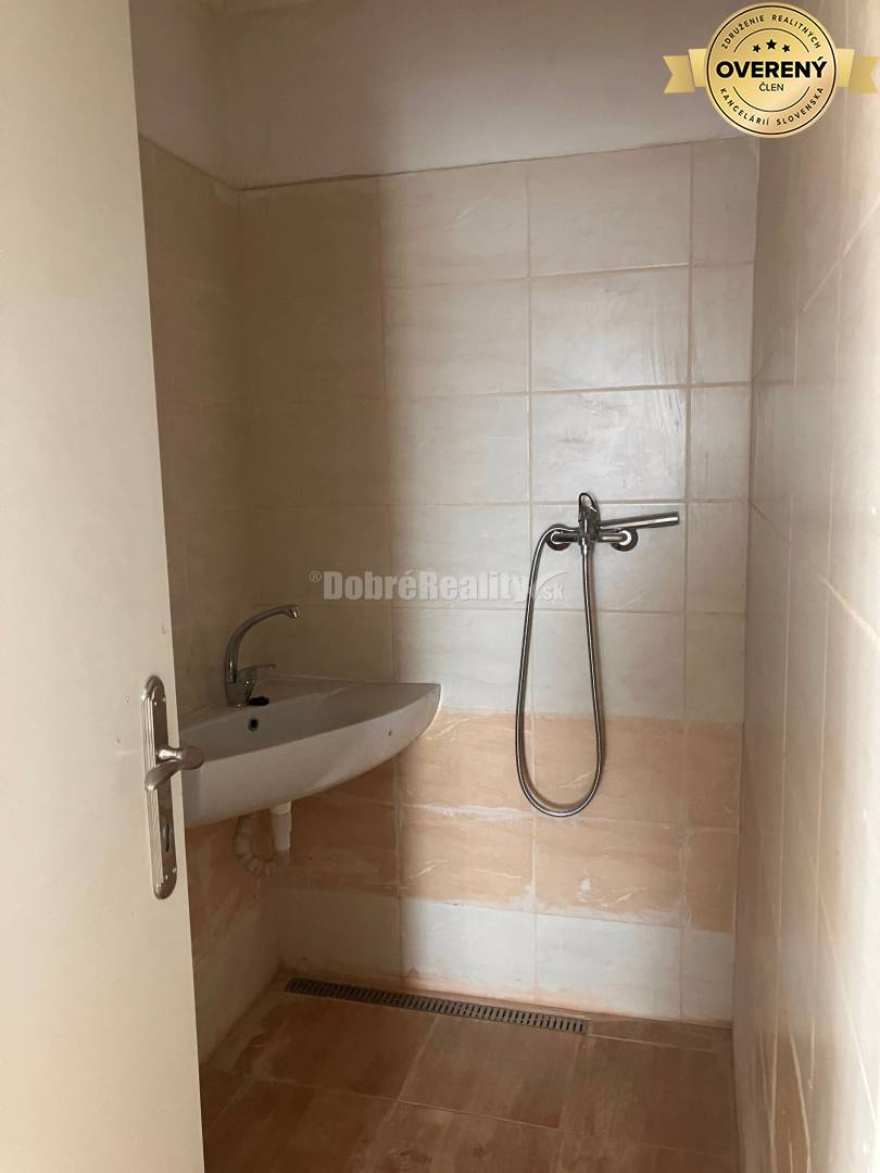 ZNÍŽENÁ CENA - Priestranný rodinný dom - Dolné Saliby