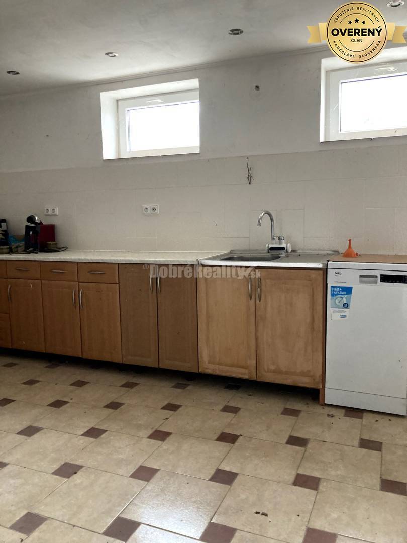 ZNÍŽENÁ CENA - Priestranný rodinný dom - Dolné Saliby