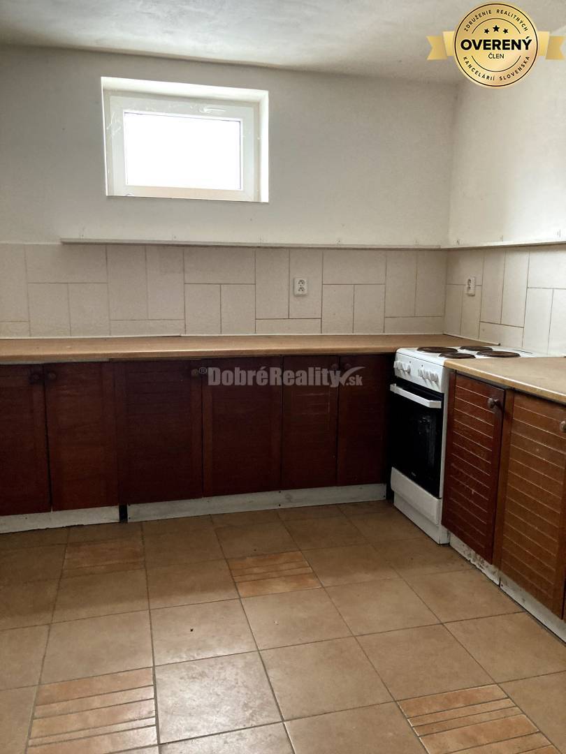 ZNÍŽENÁ CENA - Priestranný rodinný dom - Dolné Saliby