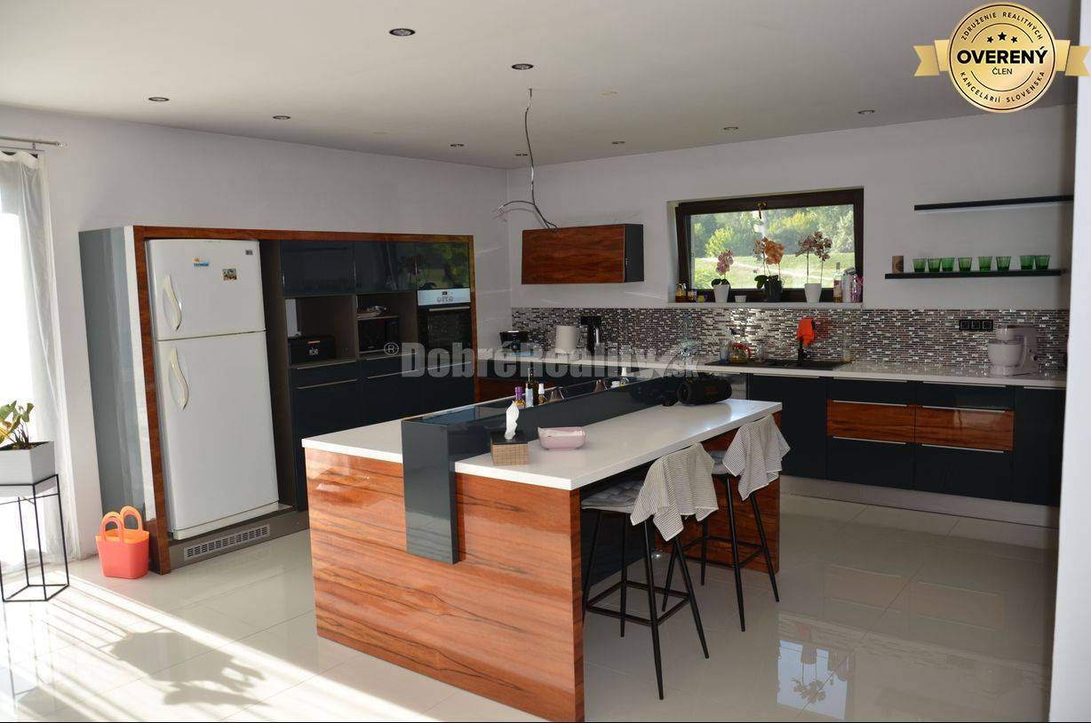 DOBRÉ REALITY - priestranný rodinný dom s veľkým pozemkom vo Veľkom H