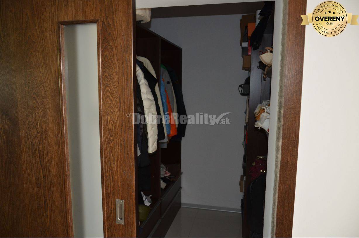 DOBRÉ REALITY - priestranný rodinný dom s veľkým pozemkom vo Veľkom H