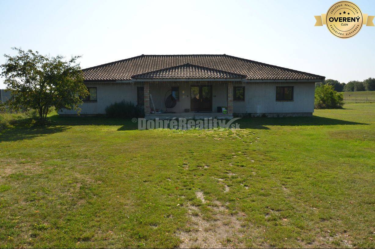 DOBRÉ REALITY - priestranný rodinný dom s veľkým pozemkom vo Veľkom H