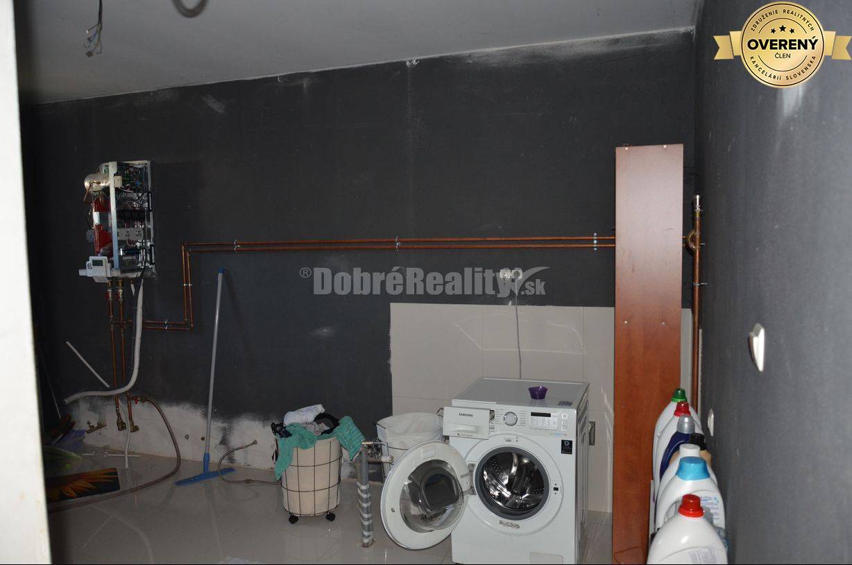 DOBRÉ REALITY - priestranný rodinný dom s veľkým pozemkom vo Veľkom H