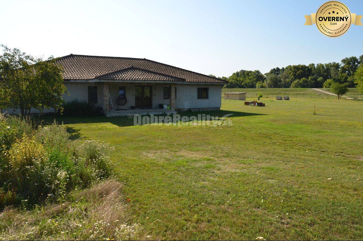 DOBRÉ REALITY - priestranný rodinný dom s veľkým pozemkom vo Veľkom H