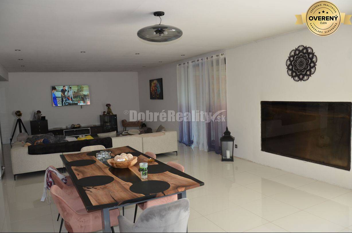 DOBRÉ REALITY - priestranný rodinný dom s veľkým pozemkom vo Veľkom H