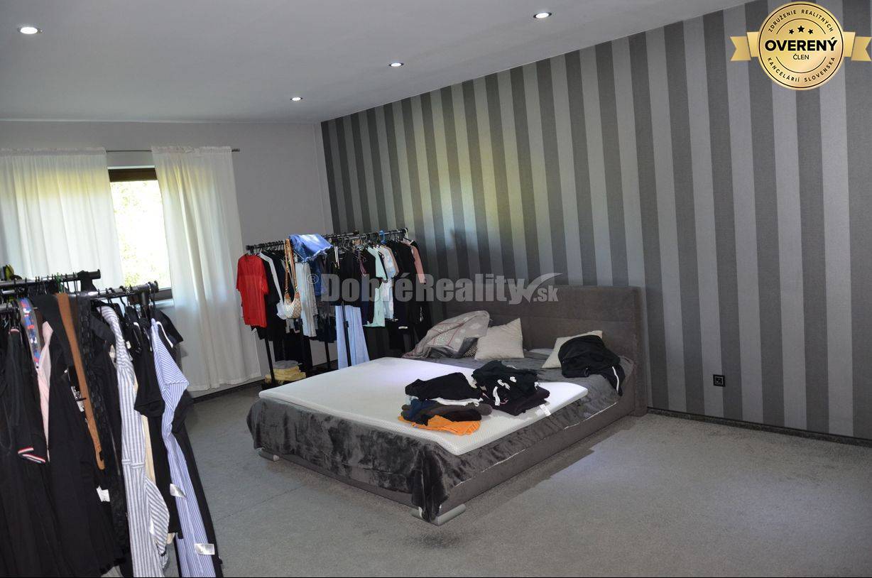 DOBRÉ REALITY - priestranný rodinný dom s veľkým pozemkom vo Veľkom H