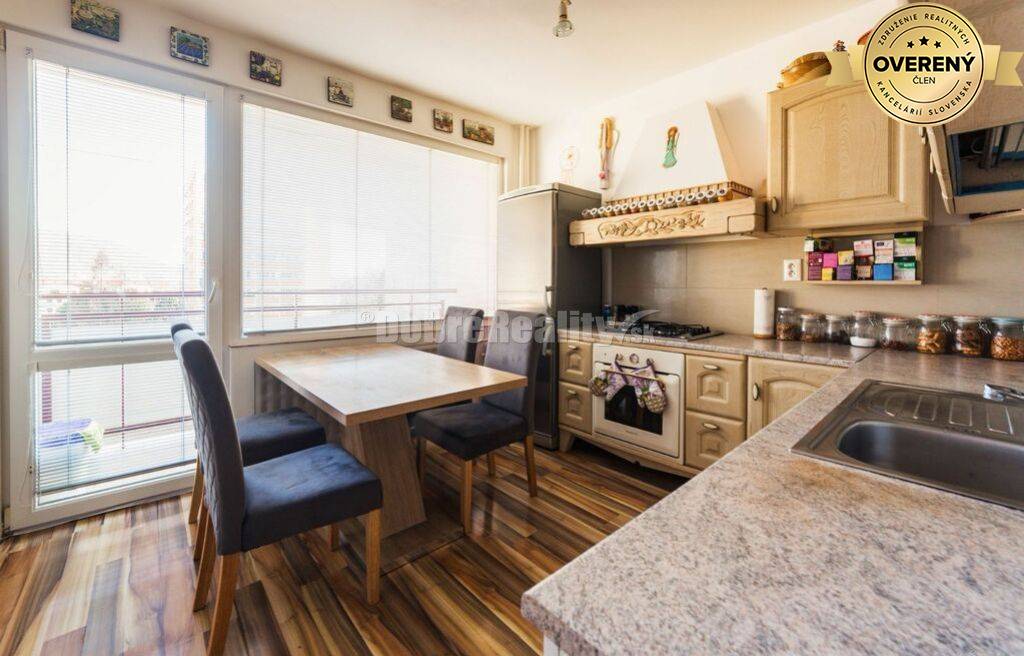 PRENÁJOM: NÁDHERNÝ, VEĽKÝ 3 IZBOVÝ BYT S 2 x LOGGIOU, THK