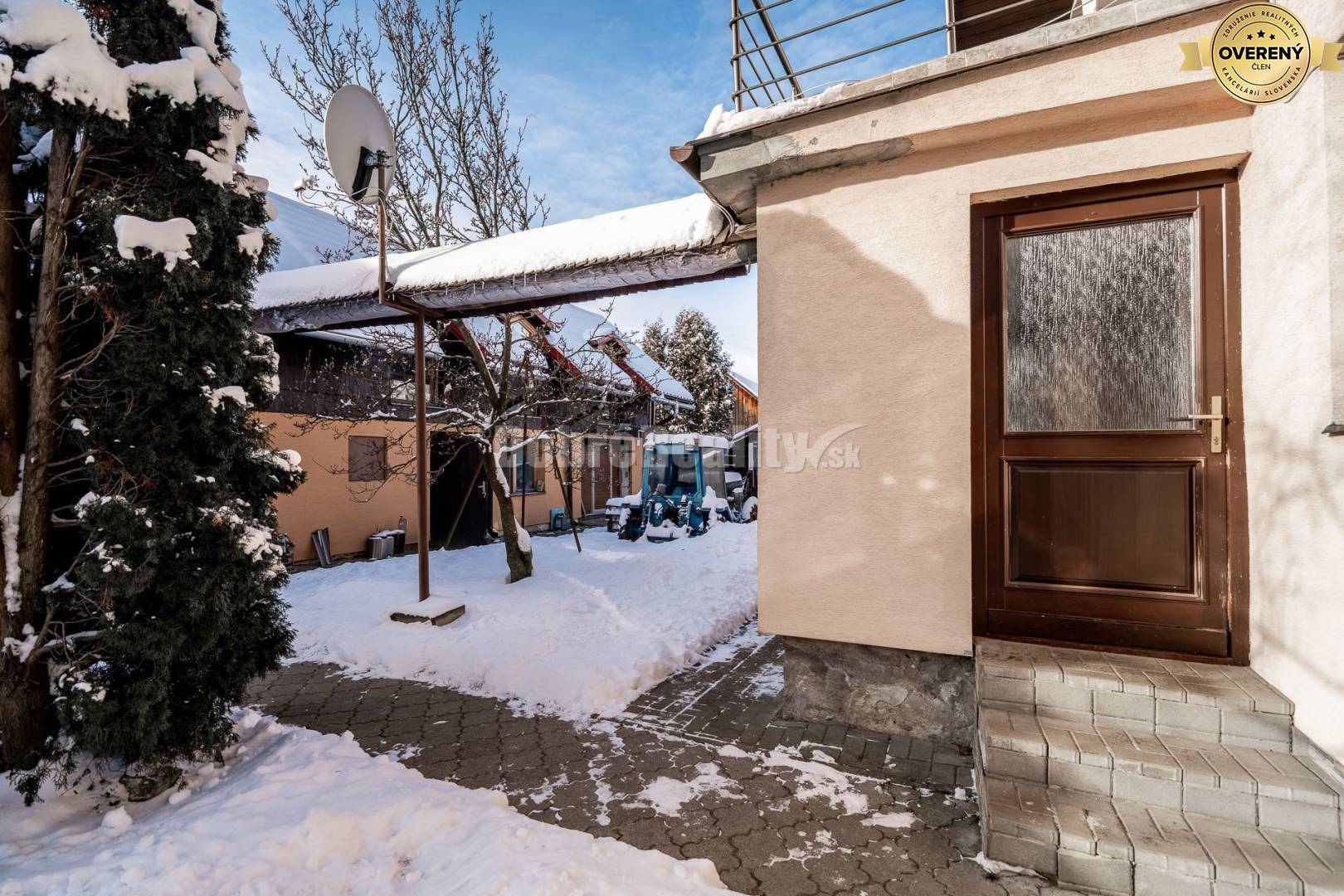 PREDAJ: Rodinný dom so zimnou záhradou a samostatnou obytnou prístavbo