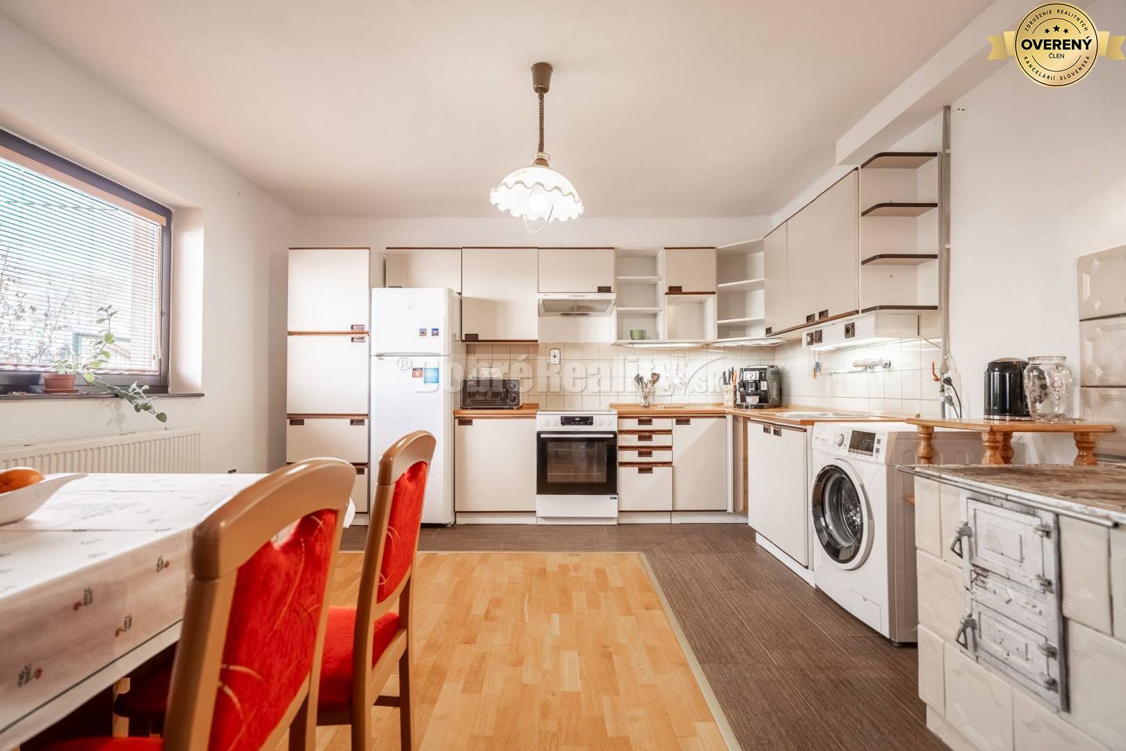 PREDAJ: Rodinný dom so zimnou záhradou a samostatnou obytnou prístavbo