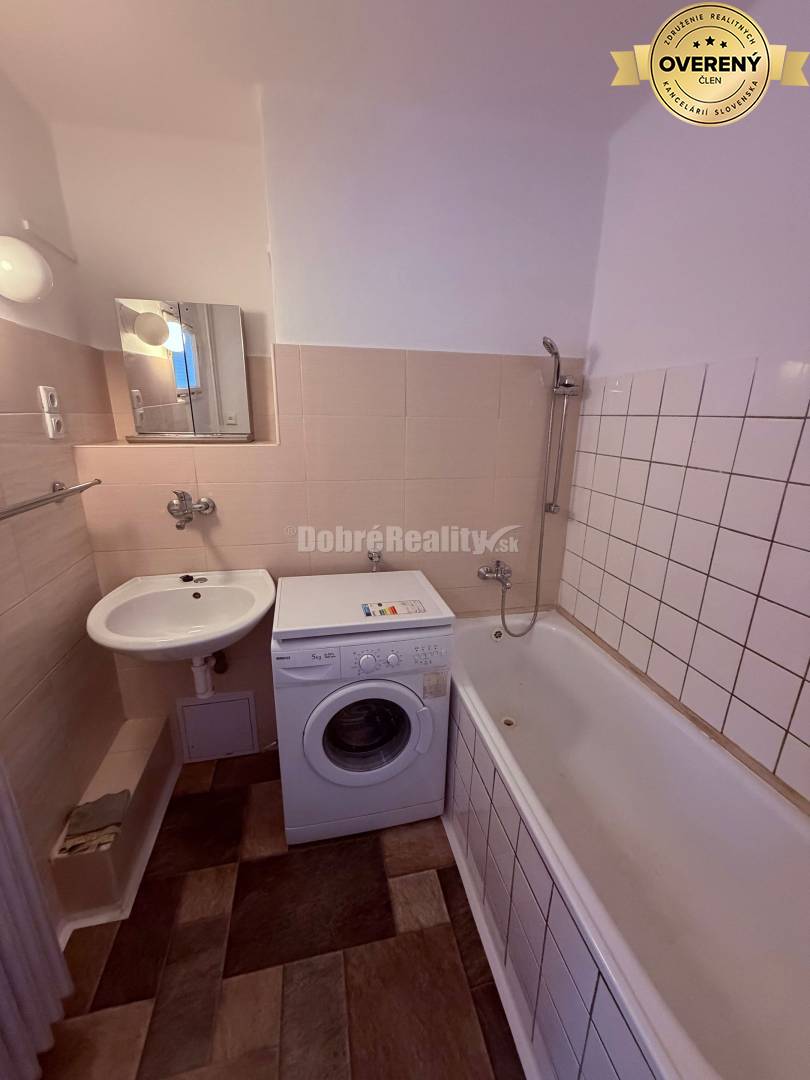 Na prenájom pekný 2 izbový byt .