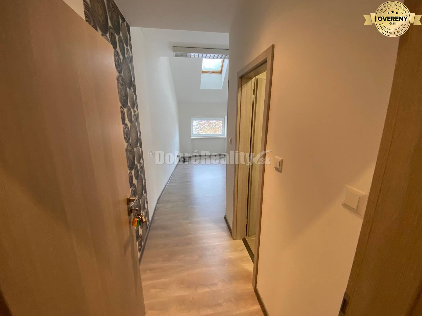 DOBRÉ REALITY ponúkajúú na prenájom peknú menšiu kancelária alebo ko