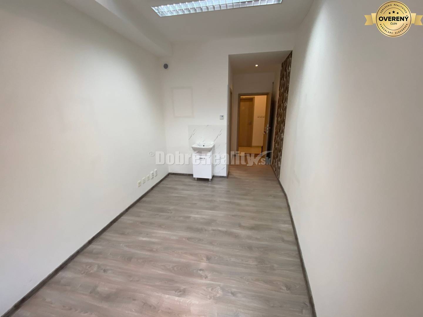 DOBRÉ REALITY ponúkajúú na prenájom peknú menšiu kancelária alebo ko