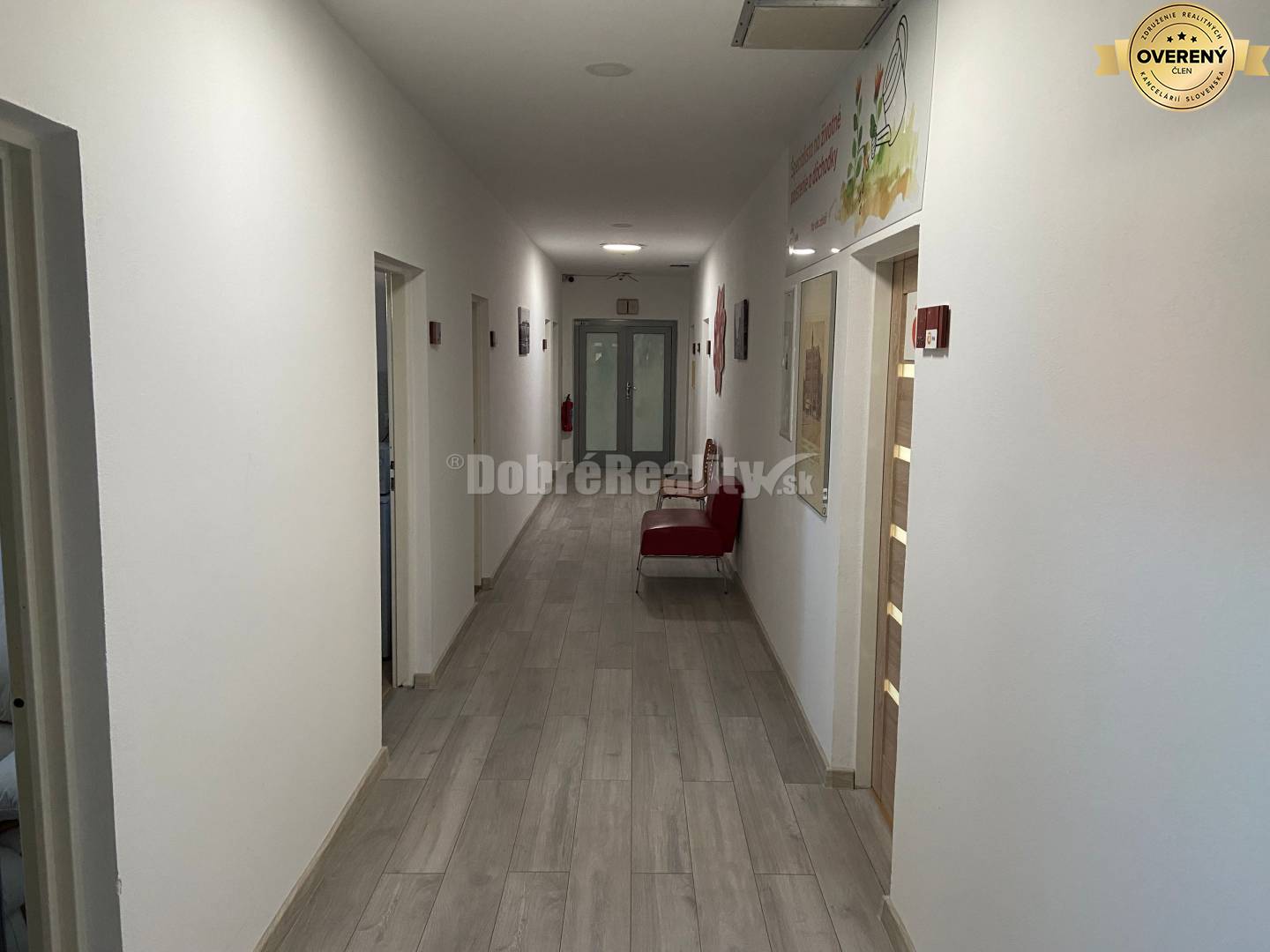 DOBRÉ REALITY ponúkajú prenájom peknej komerčnej miestnosti na kancelá