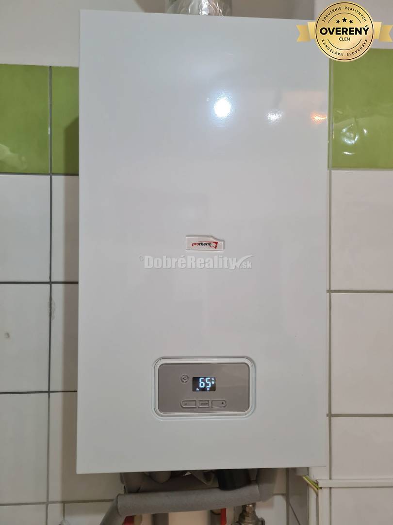 CENTRUM - priestranný dvojpodlažný dom- úžitková plocha 176m2, pozemok