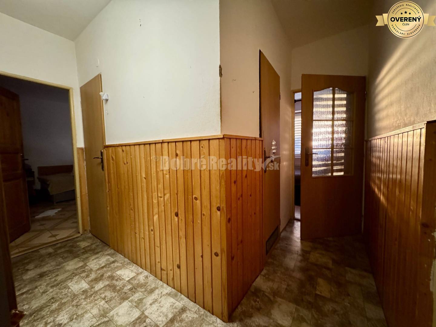 Dobré reality ponúkajú IBA U NÁS na predaj prerobený 2 izbový byt s ga