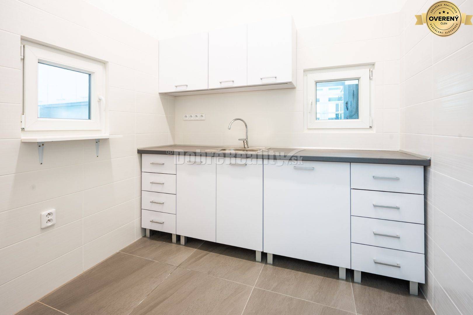 PRENÁJOM: Kompletne zariadená lekáreň pripravená na prevádzku, 181 m2,