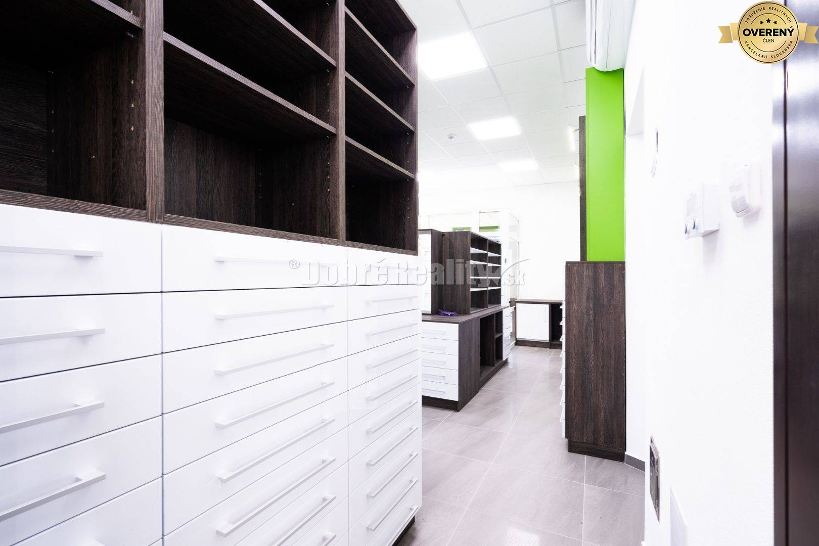 PRENÁJOM: Kompletne zariadená lekáreň pripravená na prevádzku, 181 m2,