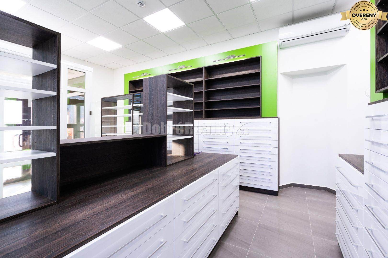 PRENÁJOM: Kompletne zariadená lekáreň pripravená na prevádzku, 181 m2,