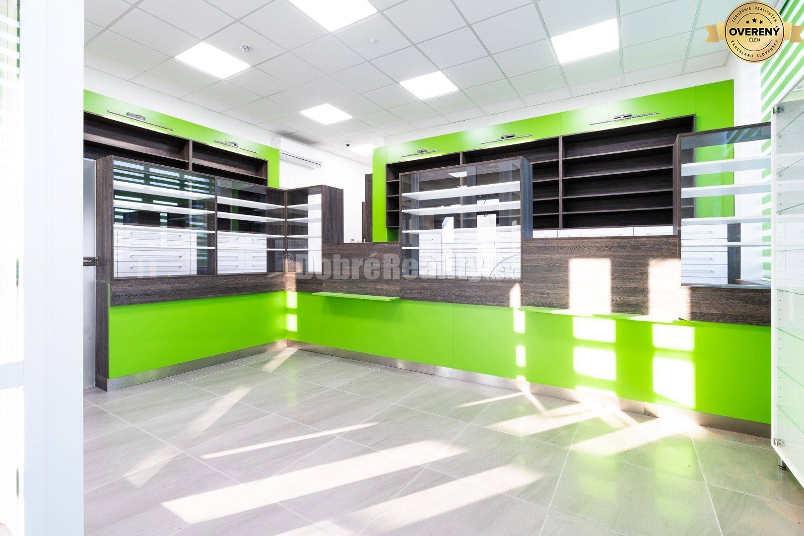 PRENÁJOM: Kompletne zariadená lekáreň pripravená na prevádzku, 181 m2,