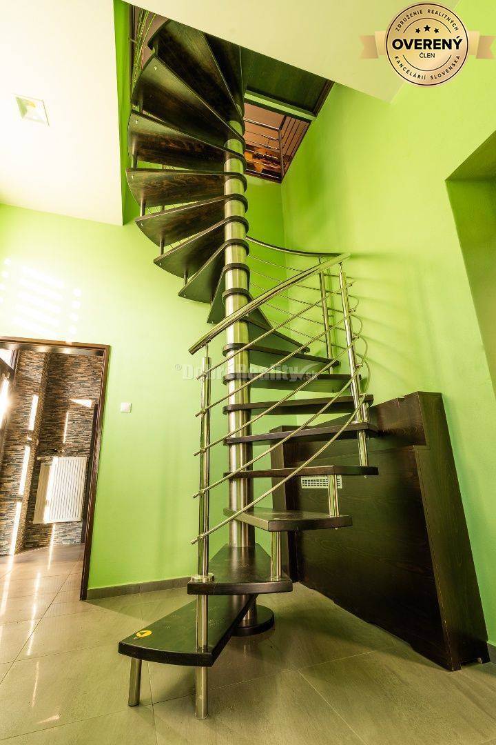 PRENÁJOM: Kompletne zariadená lekáreň pripravená na prevádzku, 181 m2,