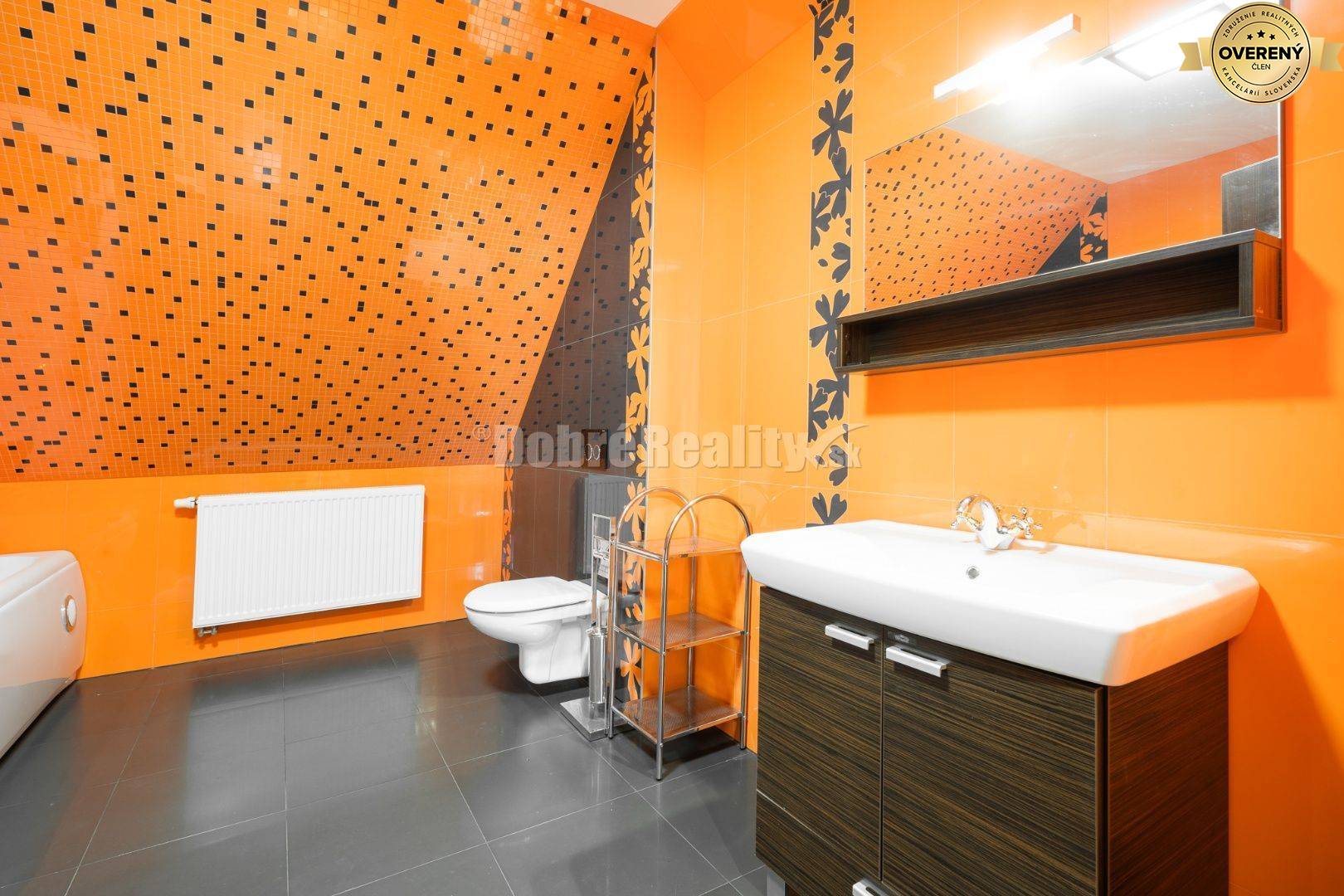 PRENÁJOM: Kompletne zariadená lekáreň pripravená na prevádzku, 181 m2,