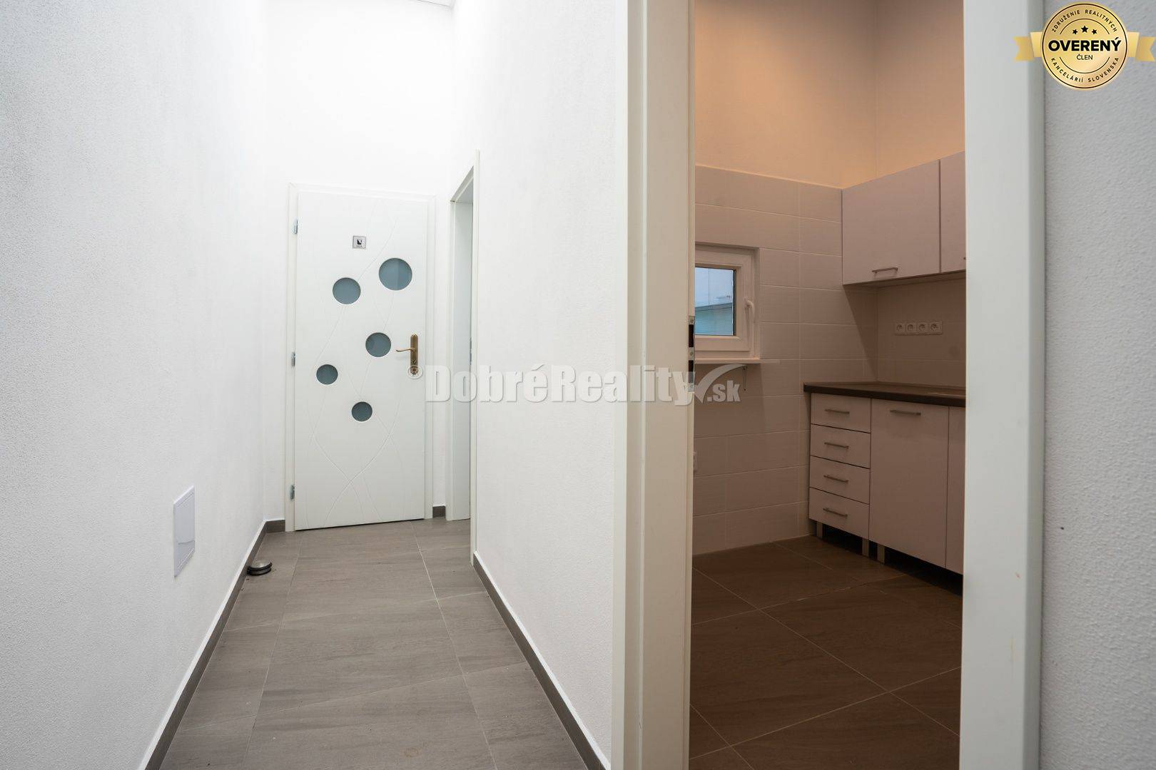 PRENÁJOM: Kompletne zariadená lekáreň pripravená na prevádzku, 181 m2,