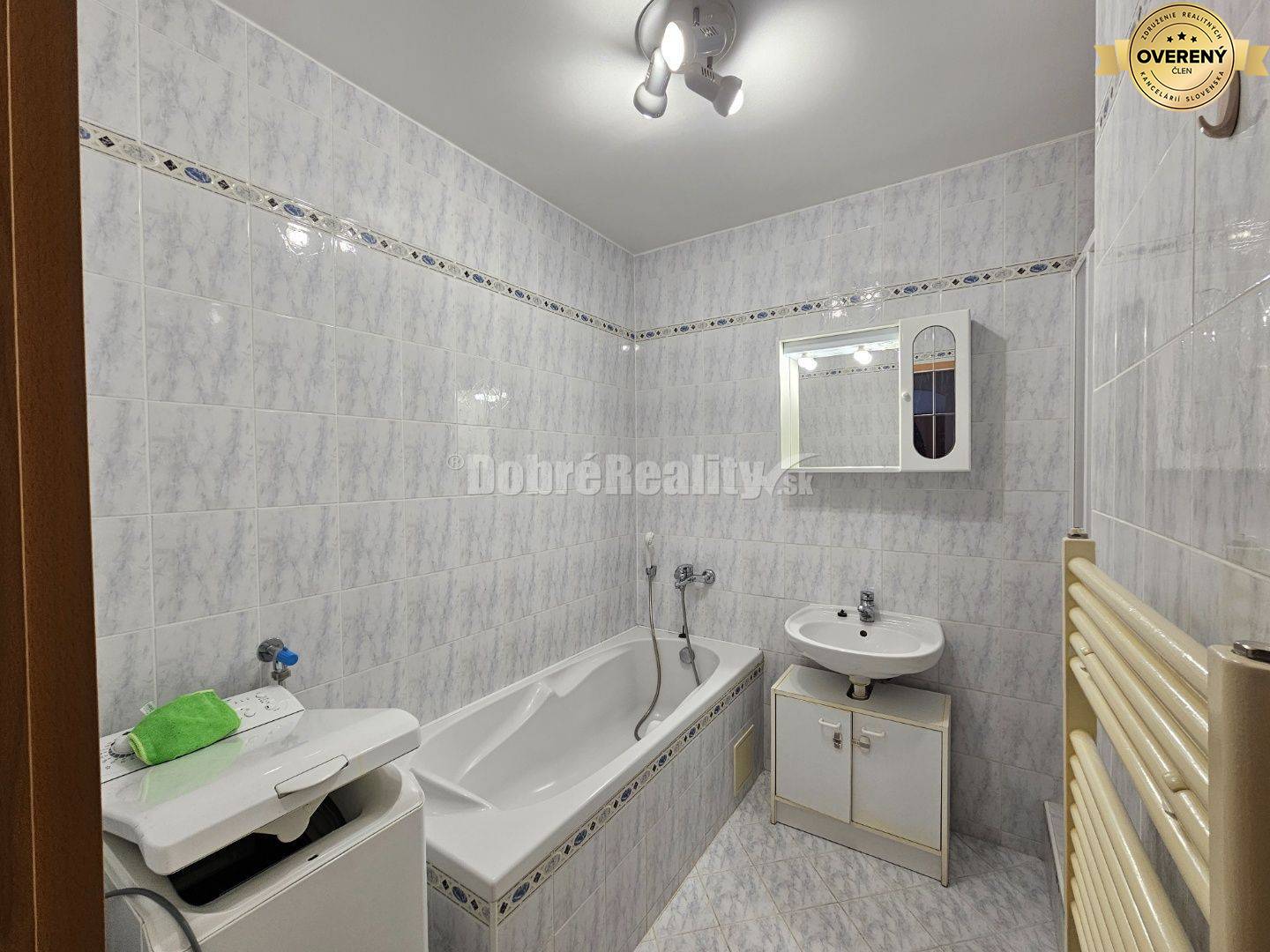 PRENÁJOM 4 izbového bytu v podkroví - centrum PIEŠŤANY