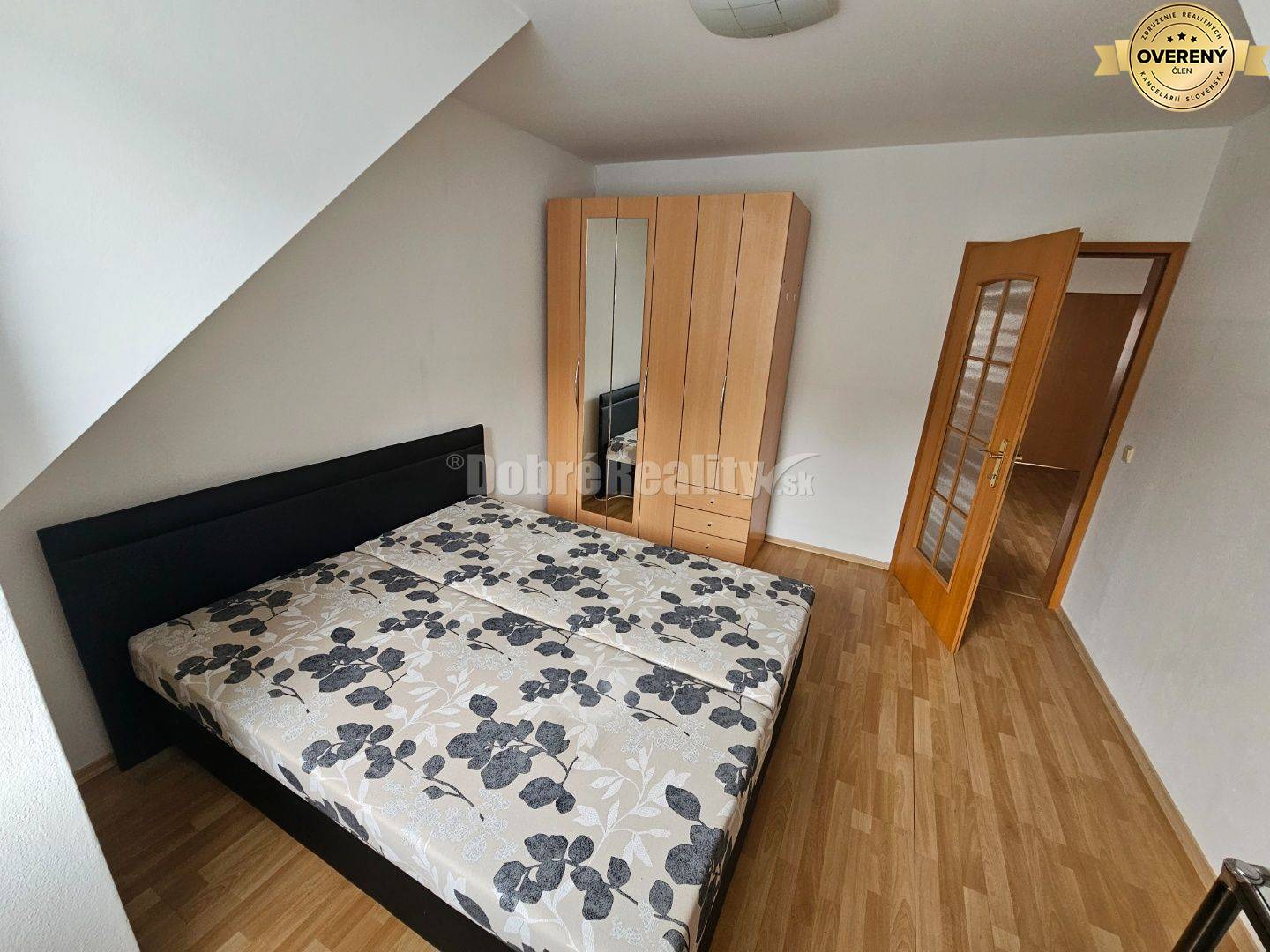 PRENÁJOM 4 izbového bytu v podkroví - centrum PIEŠŤANY