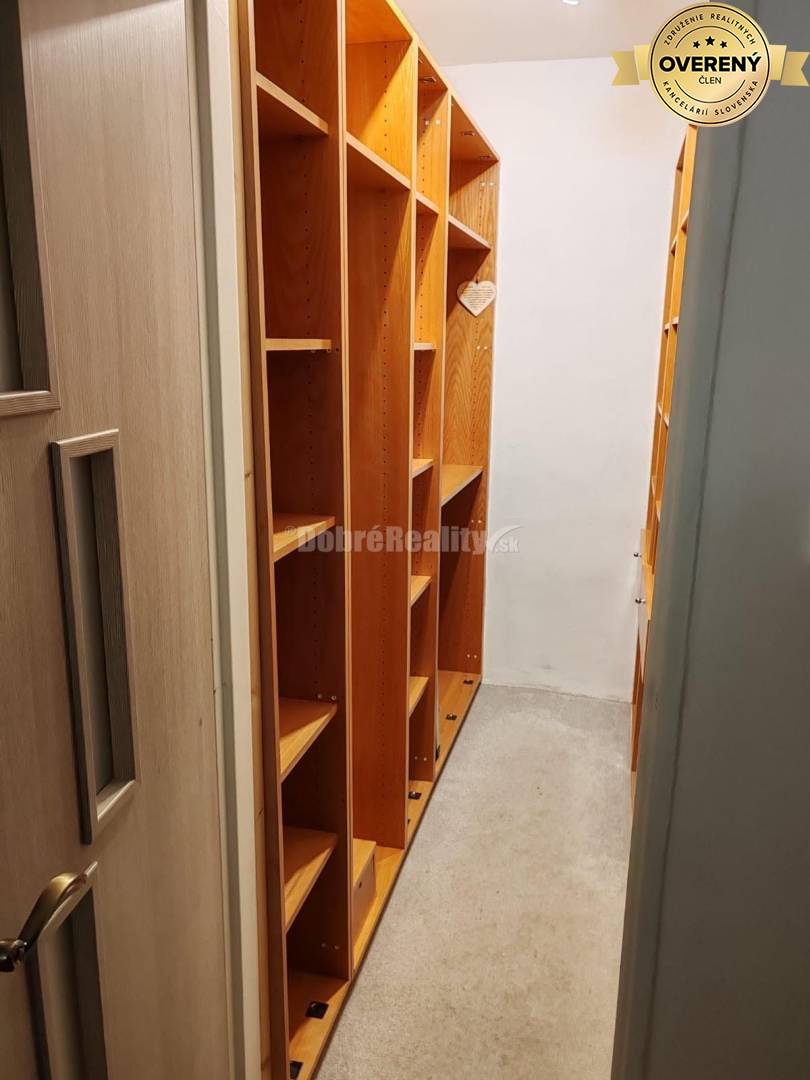 PRENÁJOM: VEĽKÝ 3 IZBOVÝ BYT S BALKÓNOM, CENTRUM