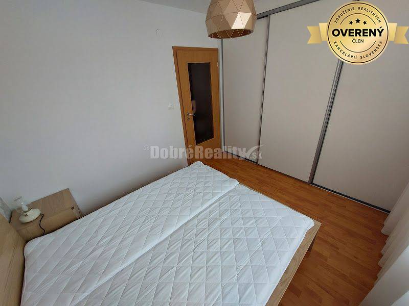 PRENÁJOM: 2 IZBOVÝ BYT S BALKÓNOM A PARKOVANÍM, CENTRUM