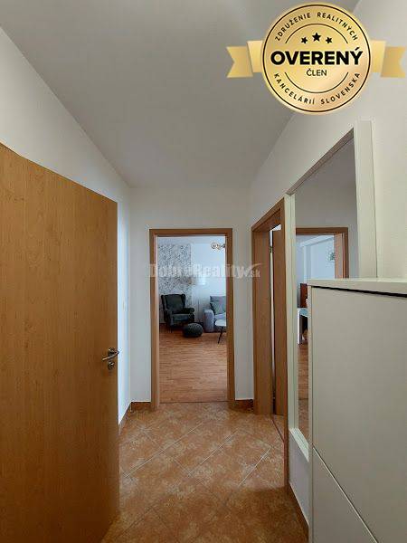 PRENÁJOM: 2 IZBOVÝ BYT S BALKÓNOM A PARKOVANÍM, CENTRUM