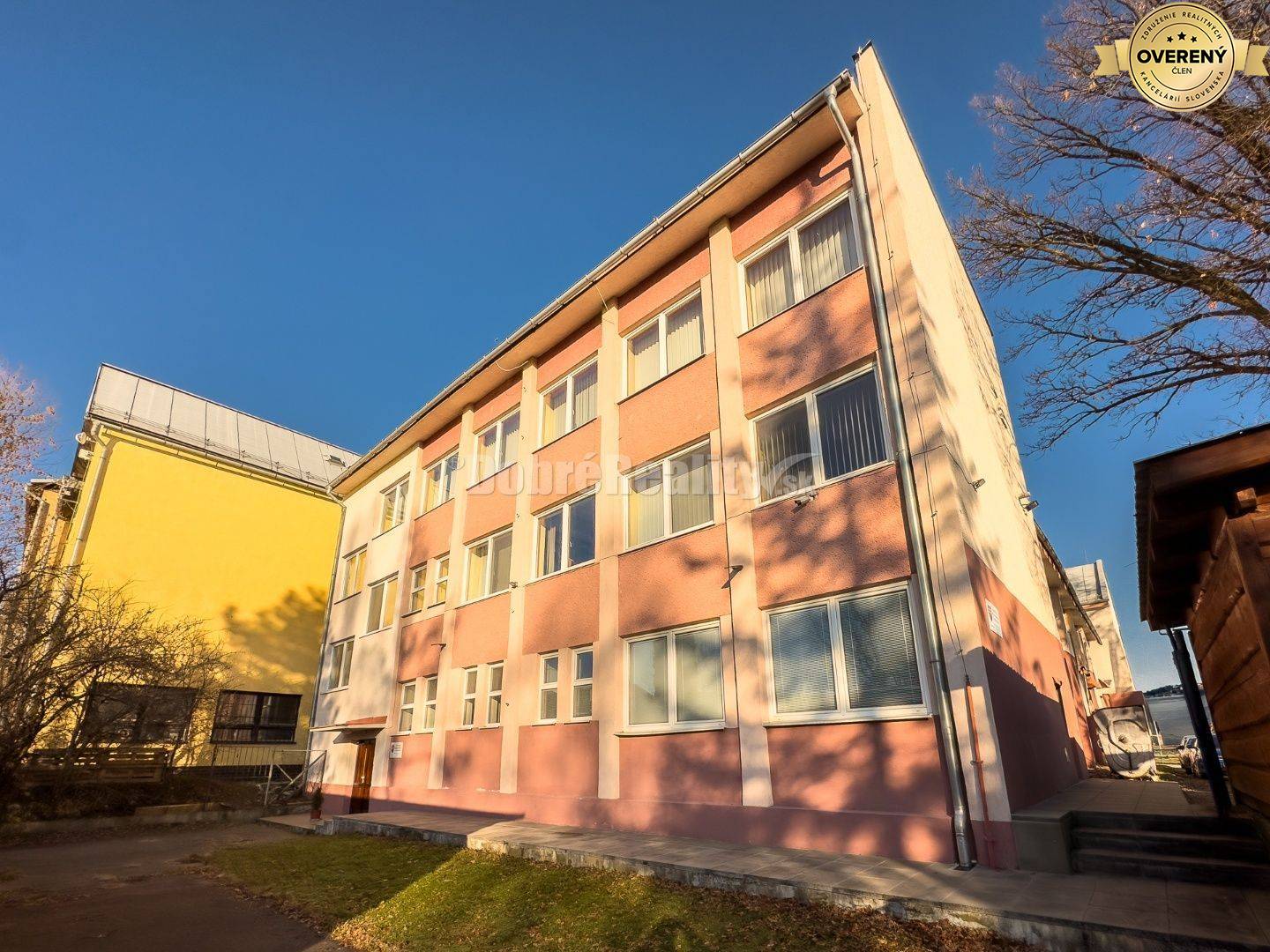 PREDAJ: Polyfunkčný objekt Sokolovňa, 1395 m2, Brezno