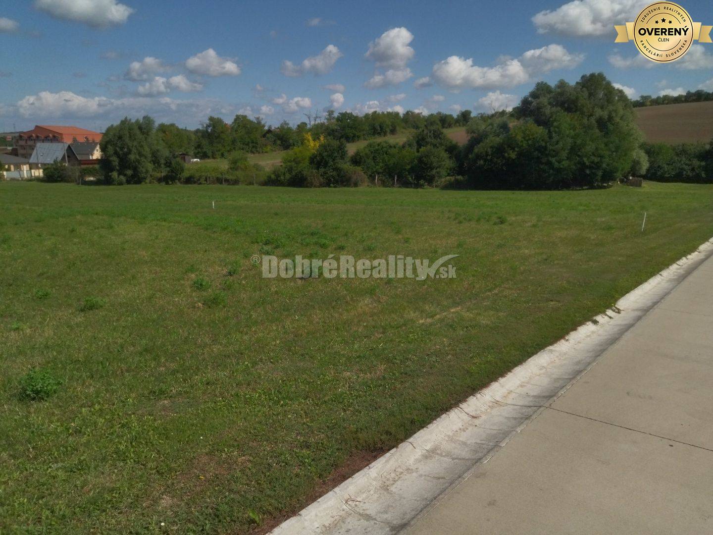 Exkluzívne , na predaj pozemok v obci Podhájska !