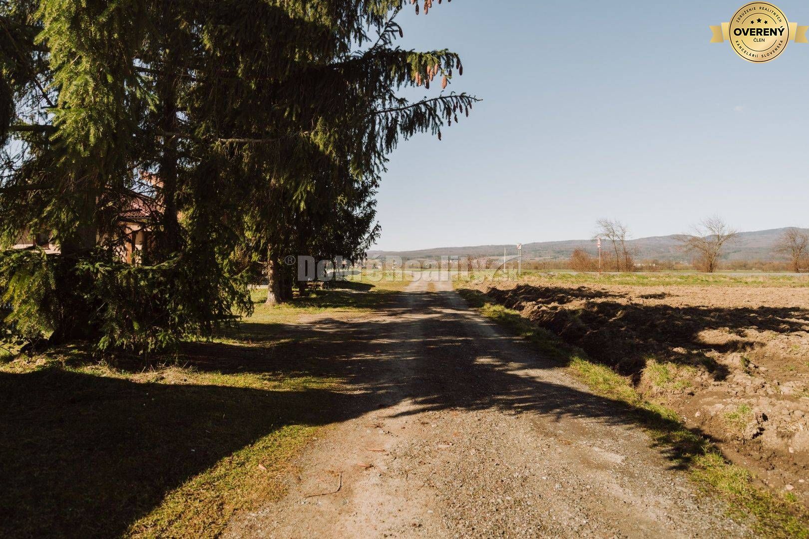 PREDAJ: Pozemok pre výstavbu rodinného domu vo Veľkej Lúke, 593 m2, ok