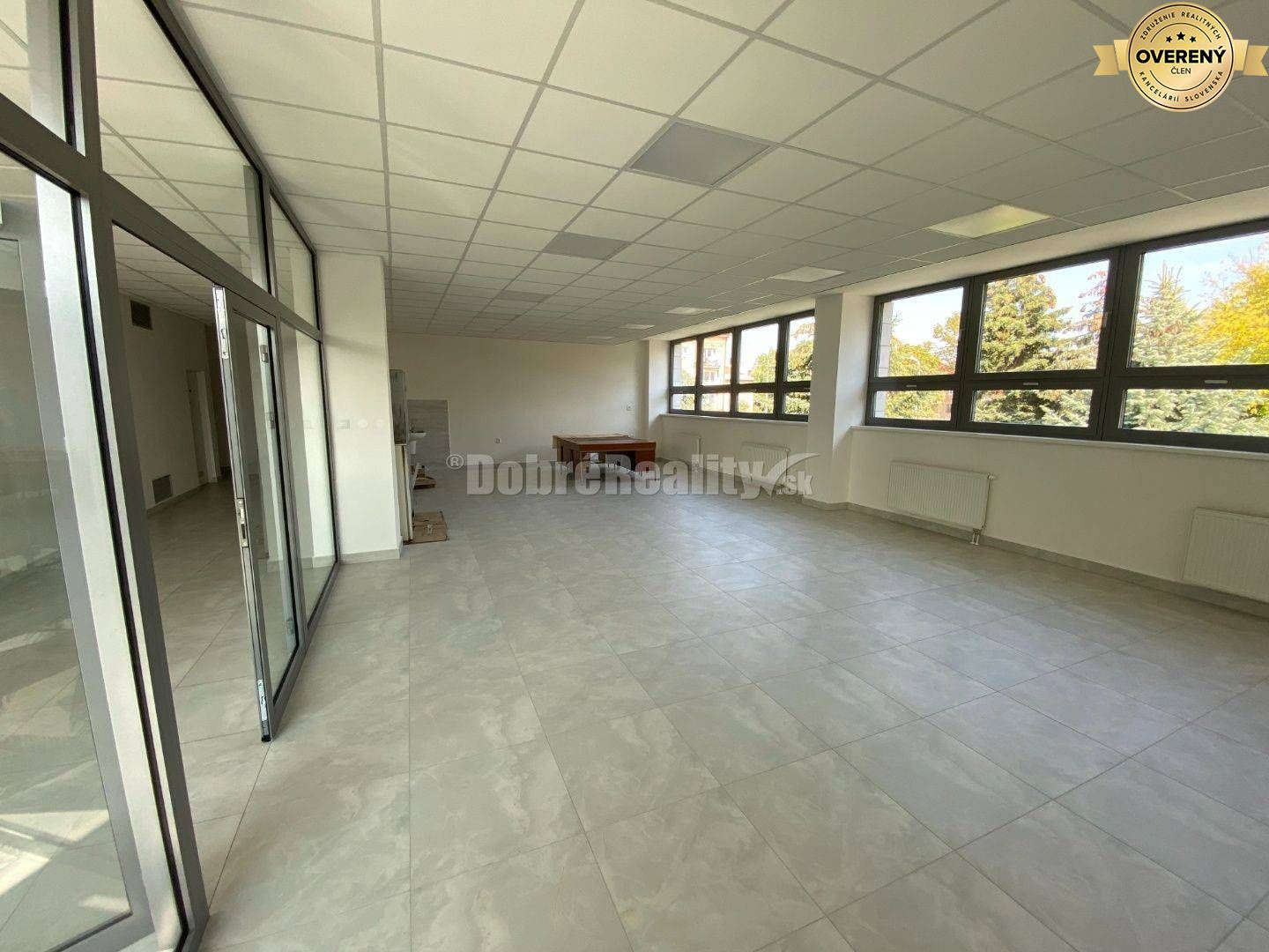 Na prenájom pekný komerčný priestor 72 m2 v krásne zrekonštruovanej bu