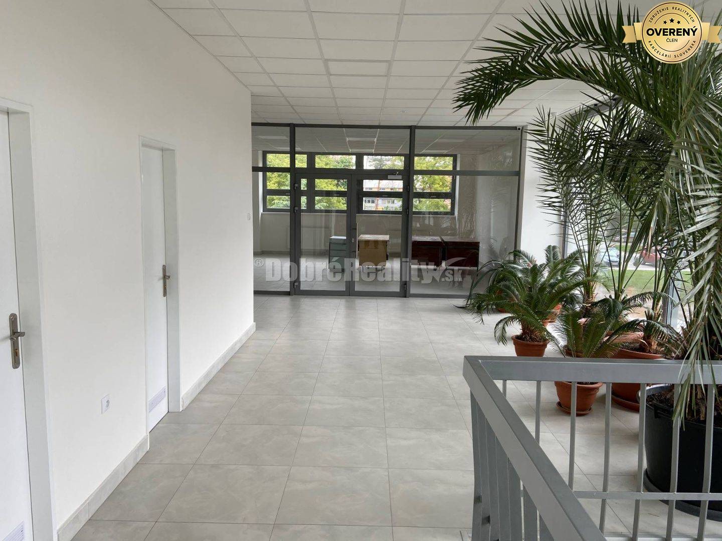 Na prenájom pekný komerčný priestor 72 m2 v krásne zrekonštruovanej bu