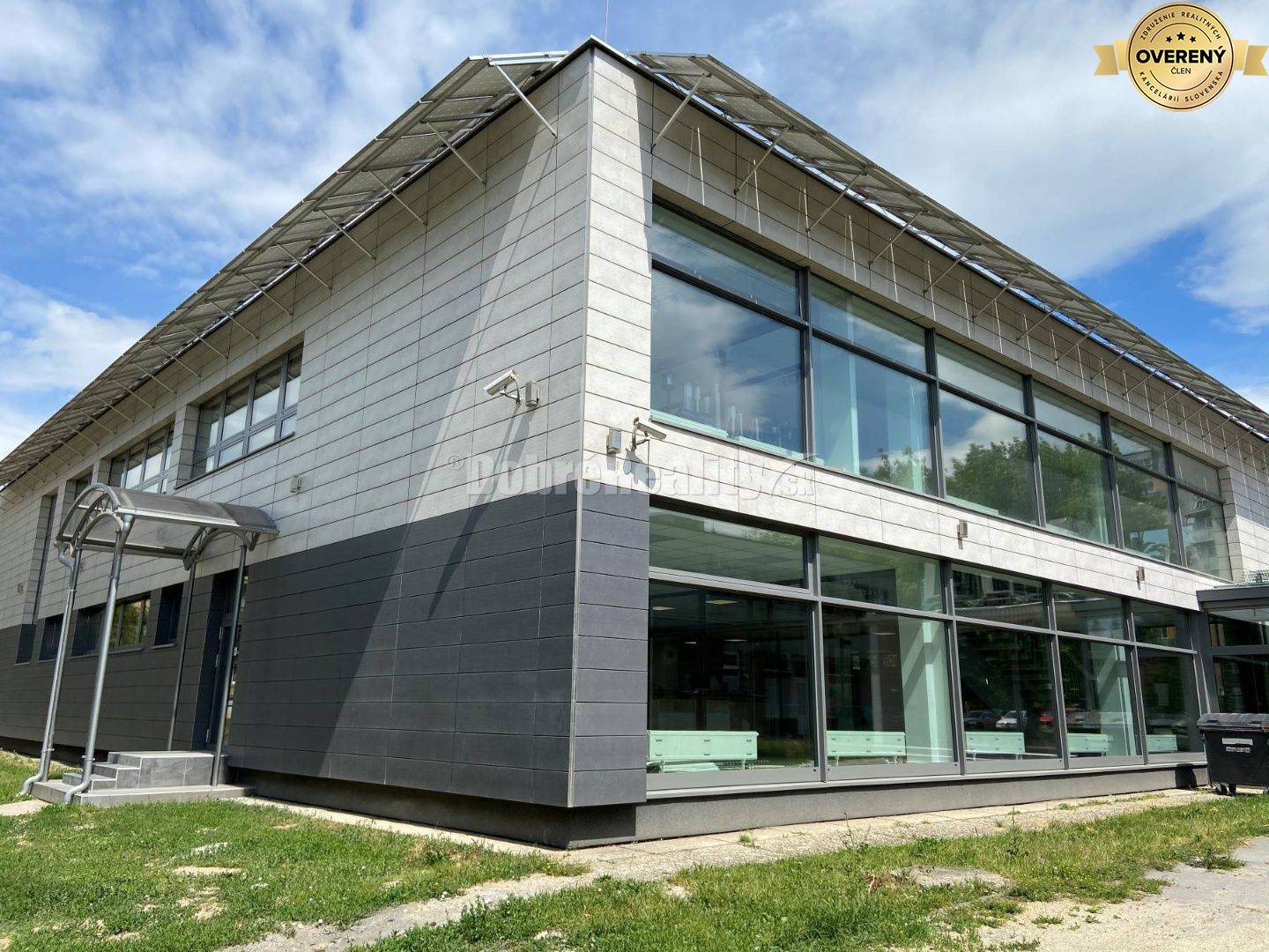 Na prenájom pekný komerčný priestor 72 m2 v krásne zrekonštruovanej bu