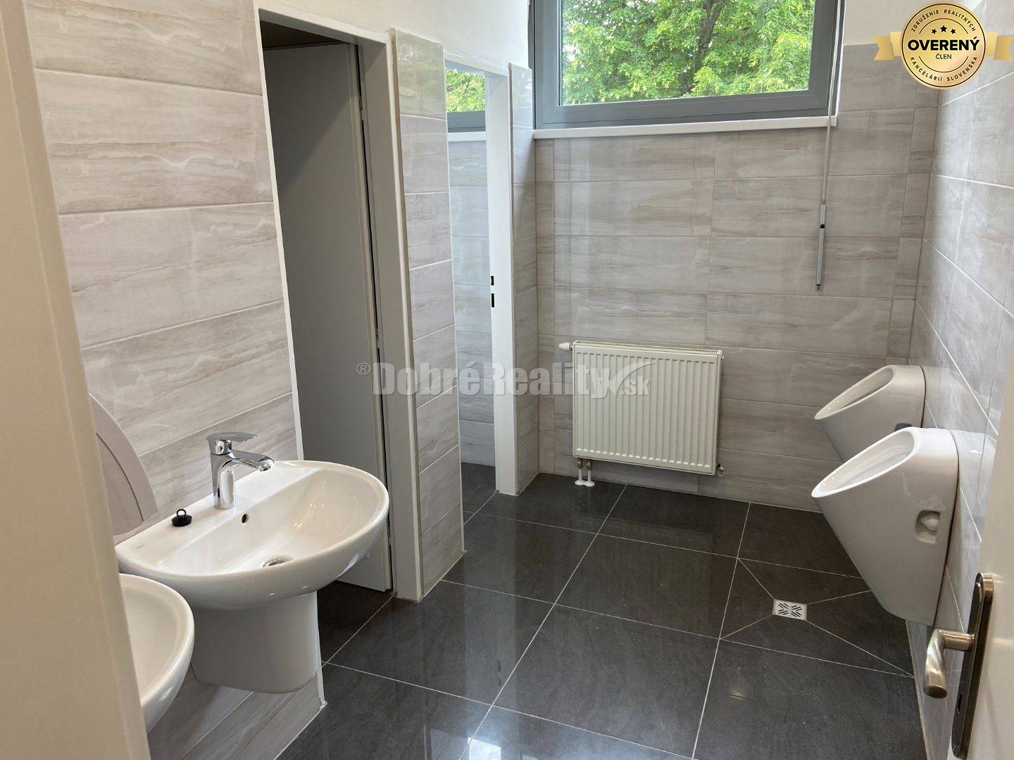 Na prenájom pekný komerčný priestor 72 m2 v krásne zrekonštruovanej bu