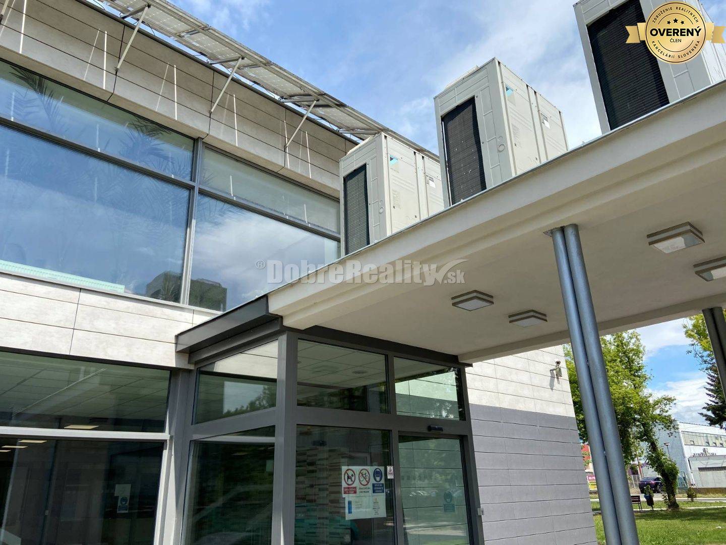 Na prenájom pekný komerčný priestor 72 m2 v krásne zrekonštruovanej bu