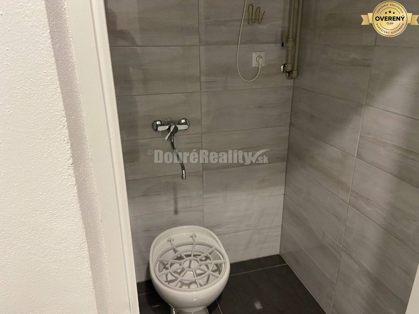 Na prenájom pekný komerčný priestor 72 m2 v krásne zrekonštruovanej bu