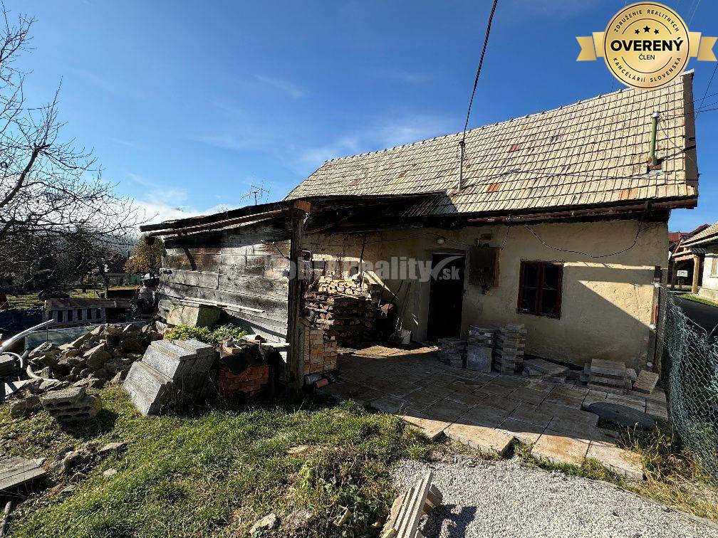 Slnečný pozemok s pôvodným kamenným domom v Michalovej