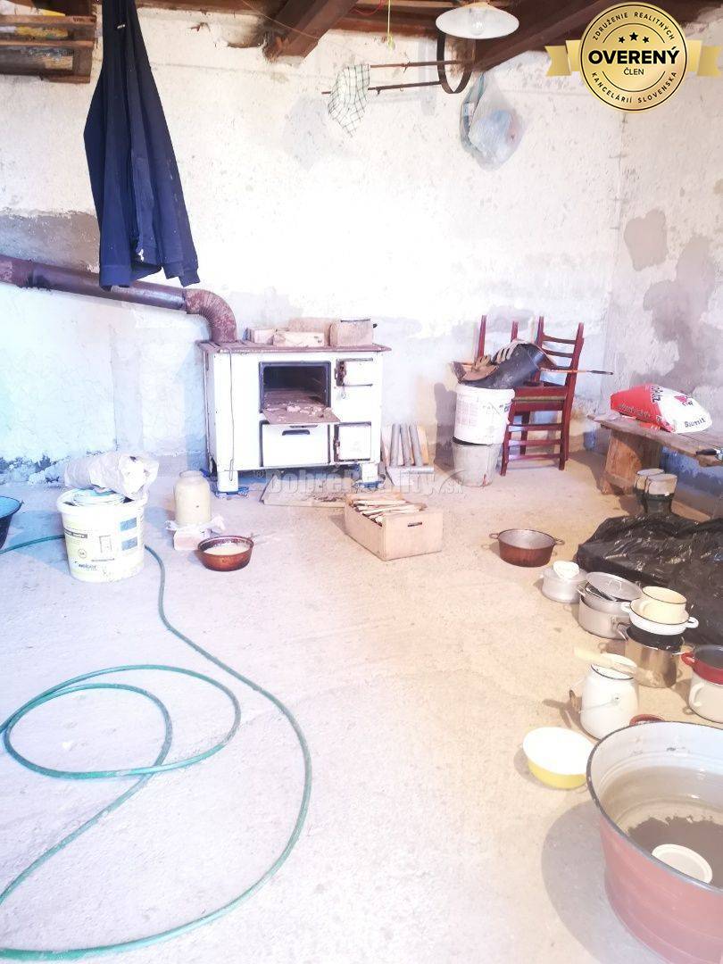 Slnečný pozemok s pôvodným kamenným domom v Michalovej