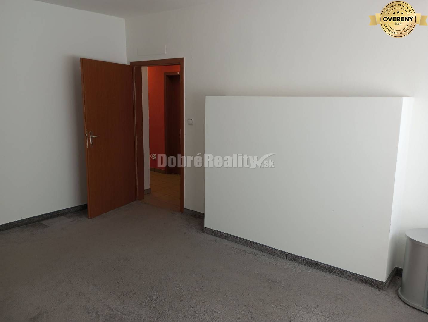 TRI podnikateľské priestory v srdci Šale na prenájom