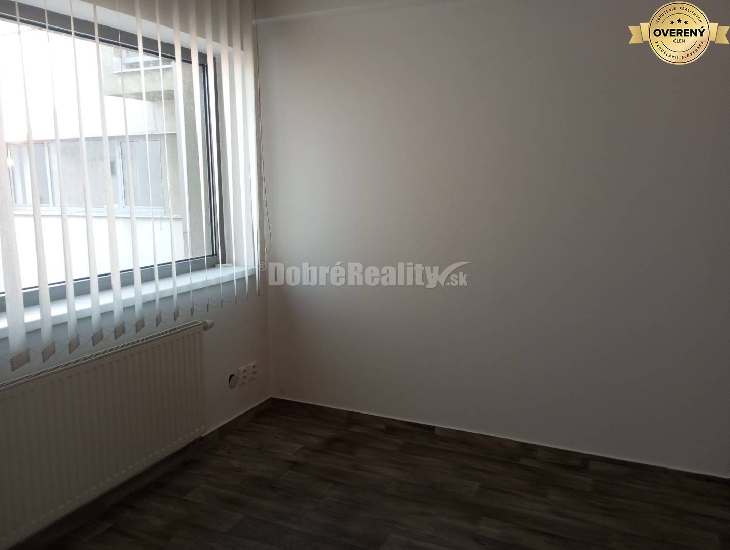 TRI podnikateľské priestory v srdci Šale na prenájom