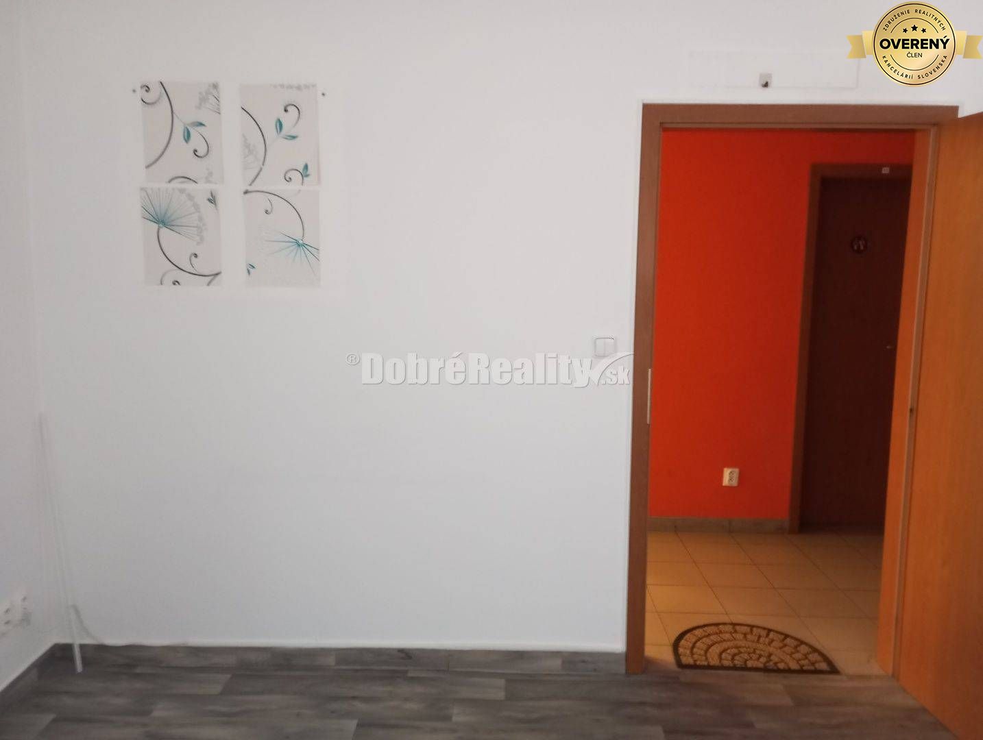 TRI podnikateľské priestory v srdci Šale na prenájom