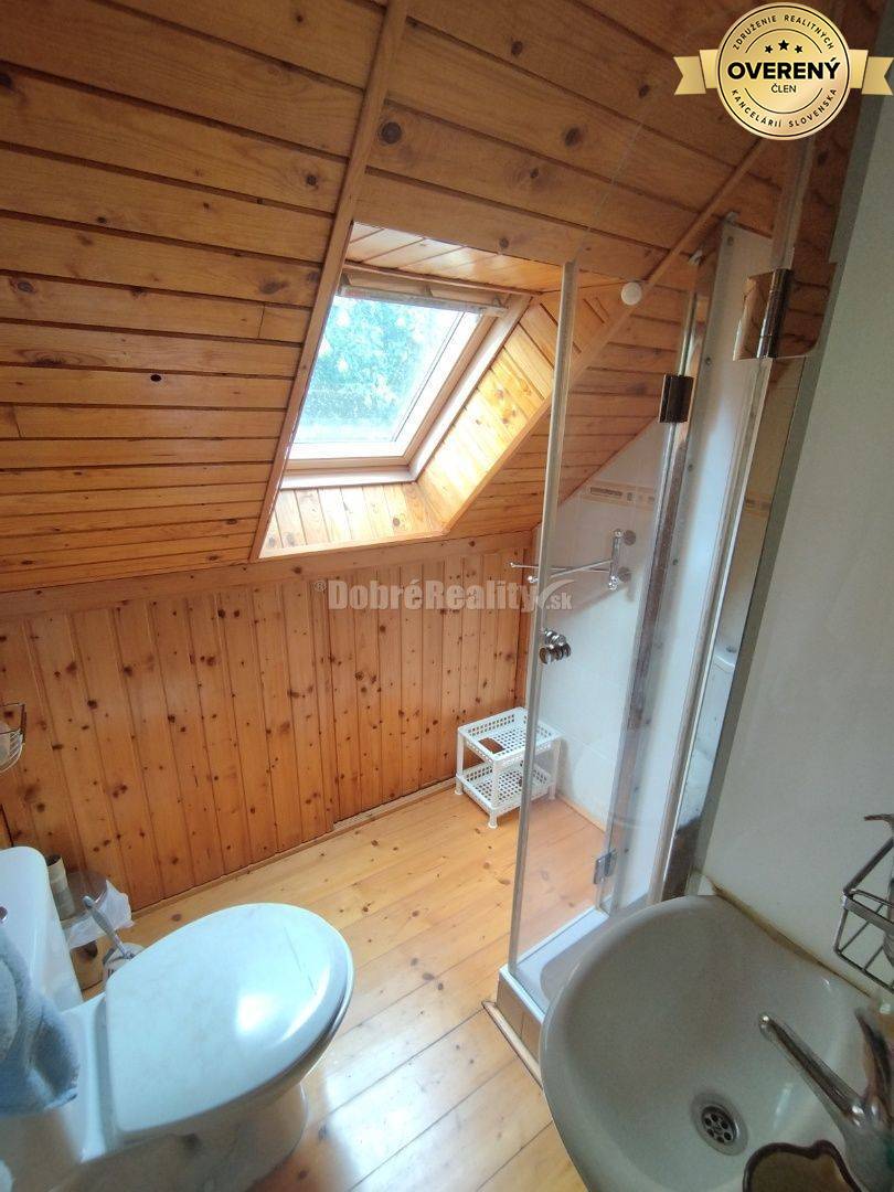 Viacgeneračný priestranný dom po kompletnej rekonštrukcii , vhodný aj