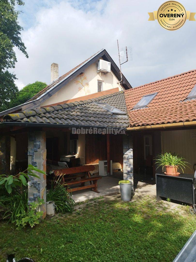 Viacgeneračný priestranný dom po kompletnej rekonštrukcii , vhodný aj